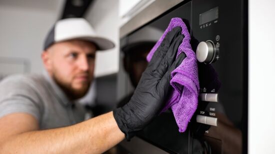 Método caseiro mostrado no Instagram viraliza ao simplificar a remoção de gordura e cheiro forte do forno