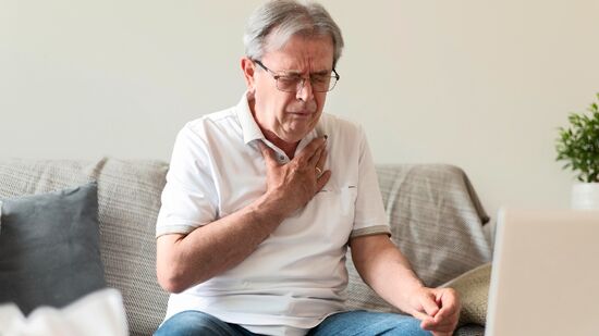 O engasgo durante a alimentação, embora não seja o sintoma mais frequente no processo de envelhecimento, representa um risco considerável para a população 60+