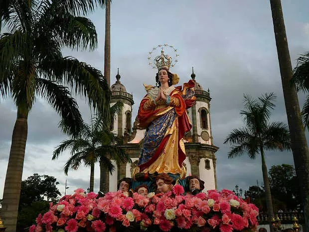 Rezada por milhões de fiéis no dia 8 de dezembro, a prece é buscada por quem pede proteção, cura e respostas em momentos difíceis