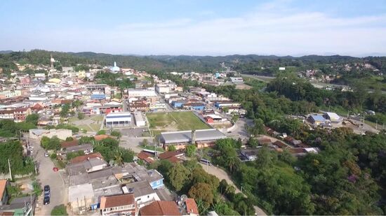 Com rios, trilhas e muito verde, cidade virou refúgio para quem quer curtir as férias longe da correria