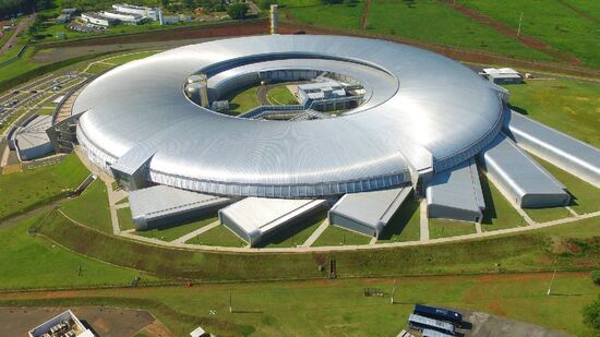 Em vez de usar lentes, o Sírius produz um tipo especial de luz superpoderosa, a luz síncrotron