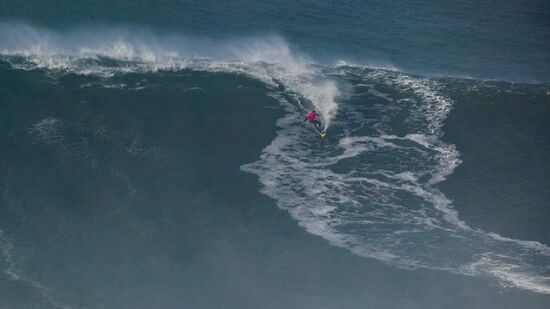 Surfista brasileiro Lucas Chumbo levou o prêmio de melhor performance masculina do dia no Nazaré Big Wave Challenge