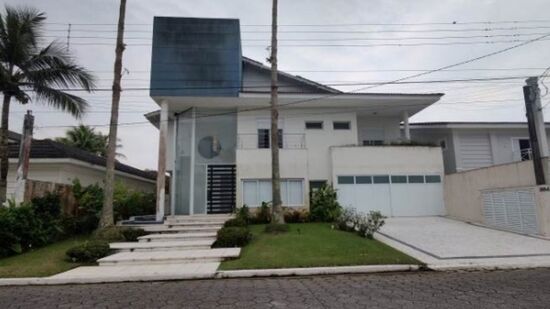 Casa de luxo tem sete quartos, oito banheiros e mil metros quadrados