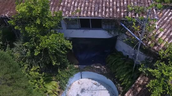 O imóvel, de alta classe e que um dia foi destaque com vista para o oceano Atlântico, agora virou uma atração paranormal