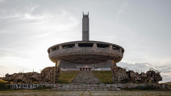 Arquitetura está no alto de uma montanha da Bulgária