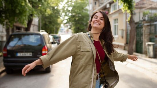Prestar atenção em pequenos prazeres, como o som do café sendo servido, o cheiro de uma fruta recém-descascada
