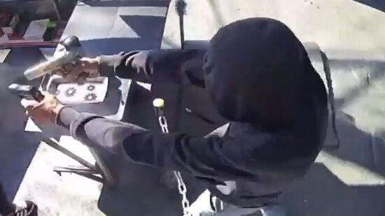 Ex-companheiro invade pastelaria, atira seis vezes contra a mulher e foge armado com duas pistolas