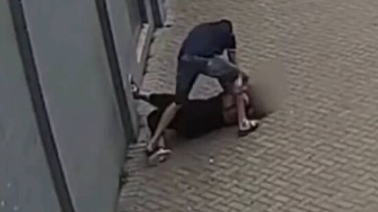 Imagens mostram o agressor abordando a vítima na calçada, arrastando-a até um muro e iniciando as agressões