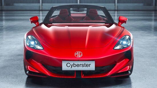 No estande, a fabricante apresentou as novas versões Comfort e Luxury do hatch 100% elétrico MG4 e do MGS5