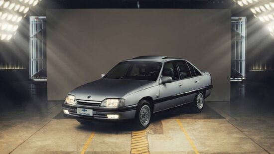 Até os bancos de veludo receberam atenção especial, recriando a tecelagem original para manter textura e conforto autênticos