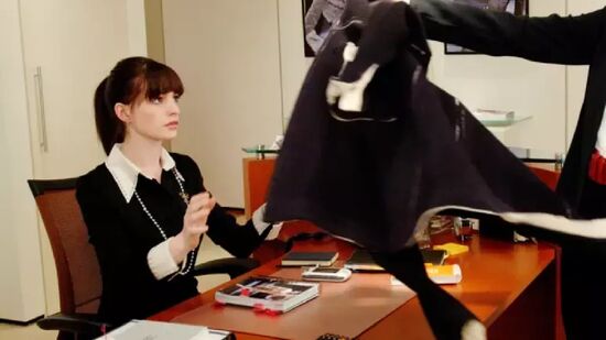 Estudos indicam que a mesa desarrumada pode estimular a criatividade, mas também sinalizar estresse e sobrecarga emocional