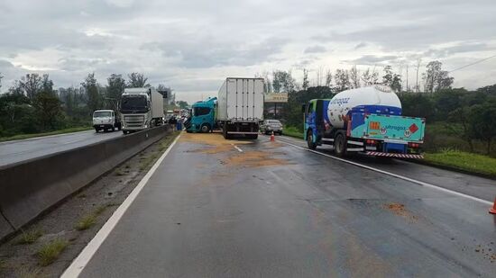 Uma pessoa ficou ferida e equipes atuam para liberar a rodovia