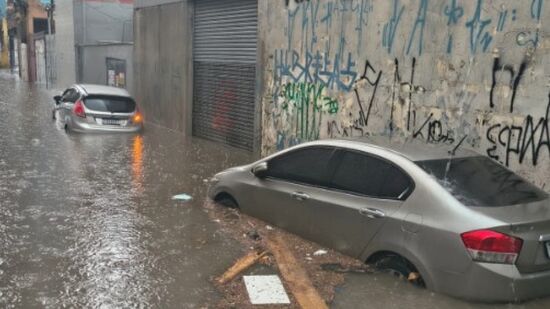 Em alguns pontos veículos chegaram ficar ilhados