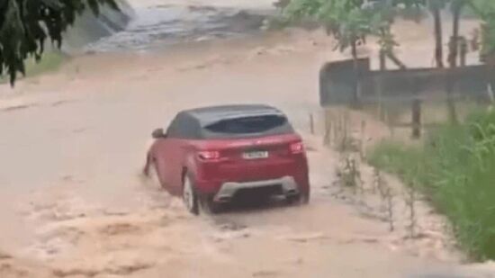Força da água arrastou o veículo, que acabou submerso