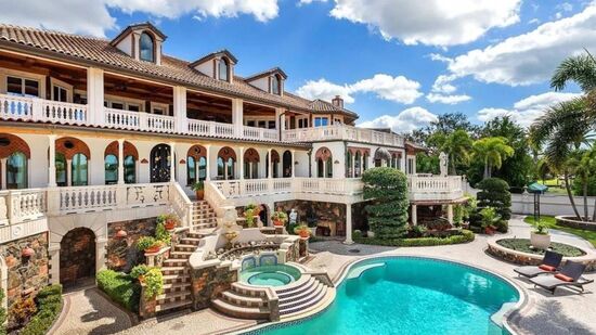 Com quatro quartos e amplas áreas sociais, a Villa Meraviglia foi projetada tanto para o dia a dia quanto para receber em grande escala