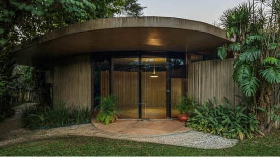 Localizada no Alto de Pinheiros, um dos bairros mais valorizados da zona oeste, a casa hist&oacute;rica est&aacute; &agrave; venda