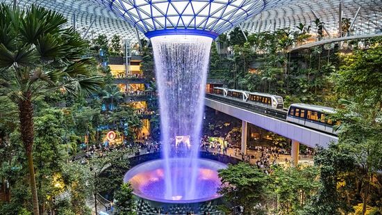 Aeroporto de Changi, em Singapura, tem cerca de 160 lojas, 100 restaurantes e um hotel com 130 quartos