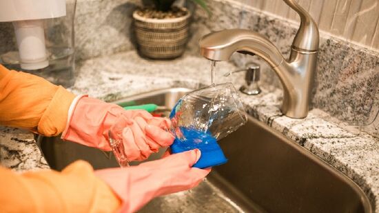 A louça deve ser lavada e colocada no escorredor para secar naturalmente, sem colocar um paninho sobre as peças nem as esfregar