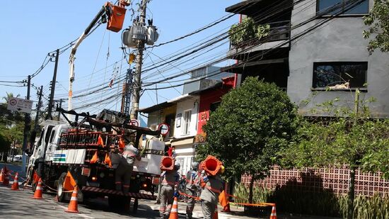 Os fortes ventos que atingiram a região metropolitana de São Paulo deixaram mais de 1 milhão sem luz