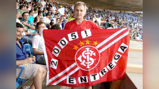 Algumas torcidas chegaram a levar cartazes pedindo a derrota da própria equipe para que um rival saísse prejudicado