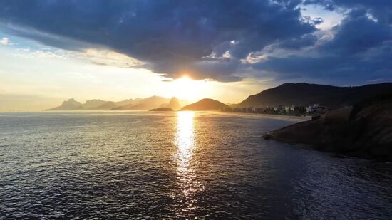 Entenda como o avanço do oceano e ressacas intensas põem em xeque uma das praias mais simbólicas do país
