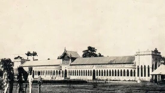 Antes dos corredores climatizados e vitrines, o Brasil já tinha um centro comercial completo