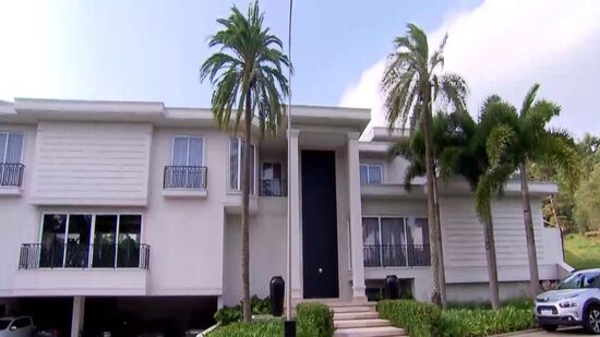 Mansão reúne mini cidade para as filhas cinema gigante e áreas de lazer fora do padrão