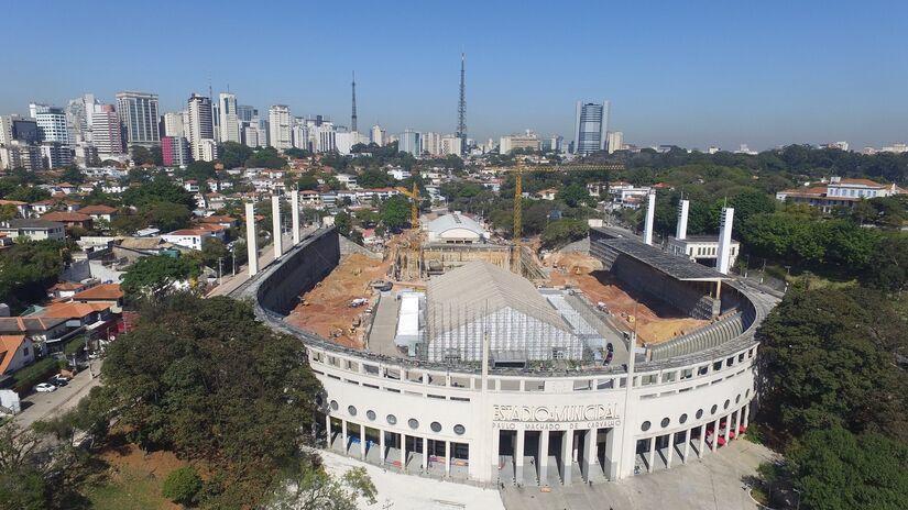 Vista aérea das obras no estádio do Pacaembu, na zona oeste de São Paulo