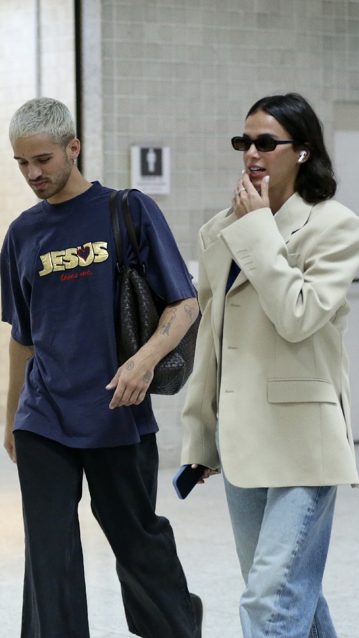 Bruna Marquezine e João Guilherme embarcam juntos em aeroporto no Rio de Janeiro 