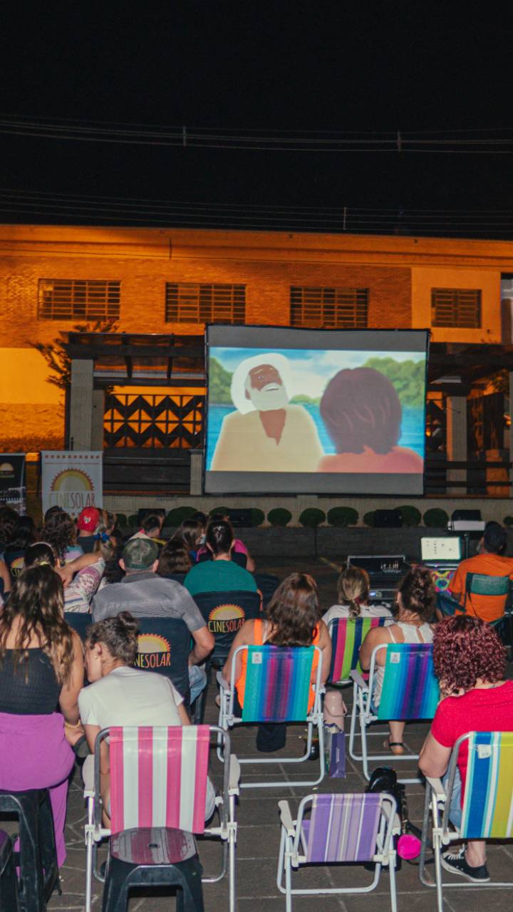 Projeto 'CineSolar' transforma espaços públicos em salas de cinema