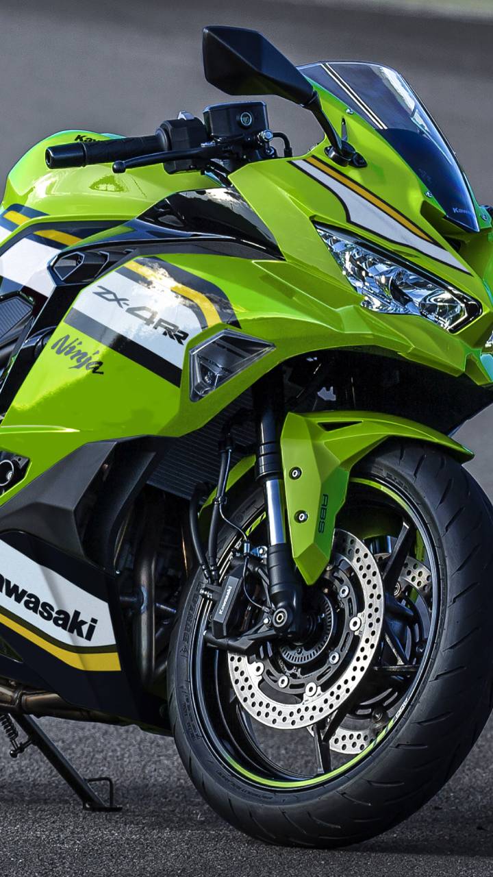 Modelo tem motor de quatro cilindros em linha de 400 cc e eletrônica avançada