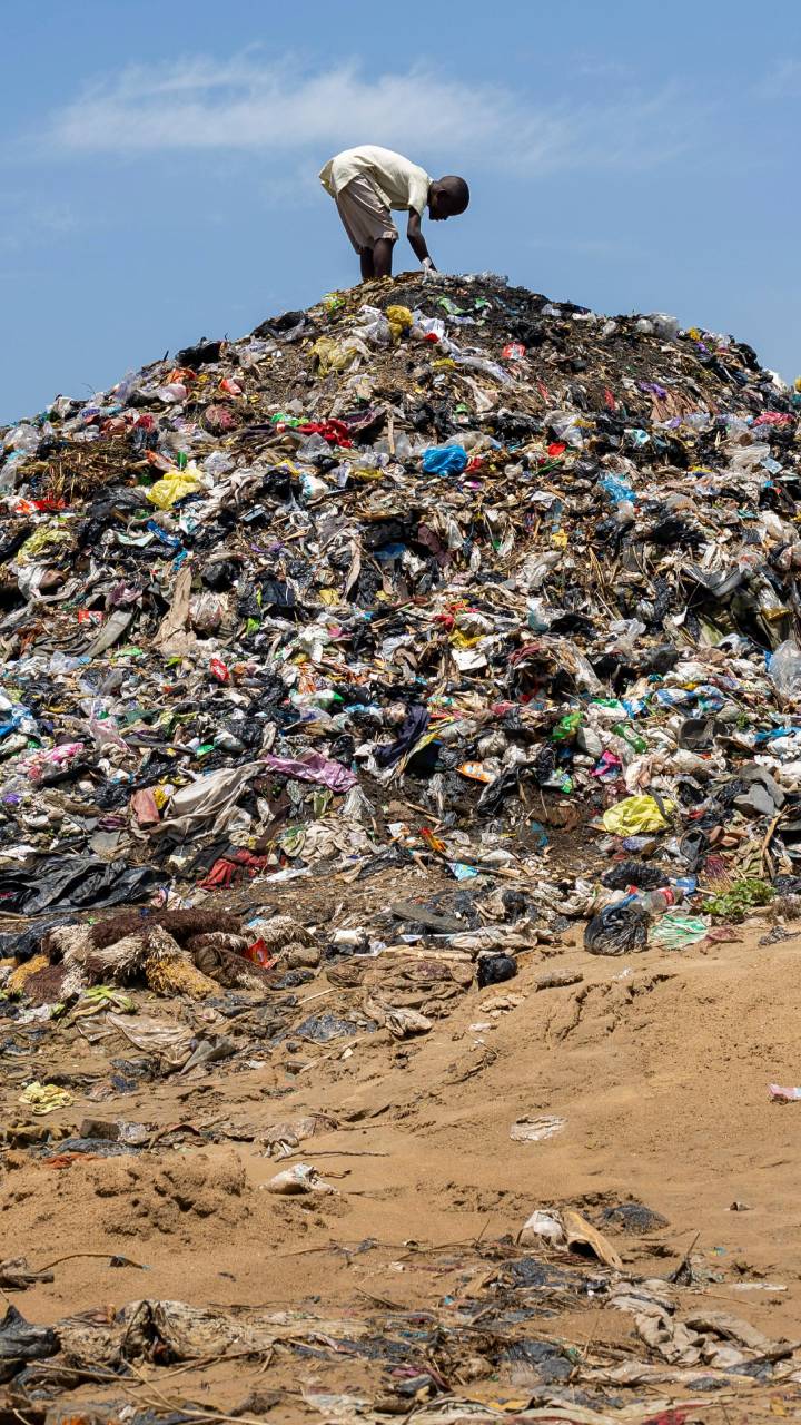 Montanhas de peças abandonadas no Chile revelam lado obscuro do fast fashion