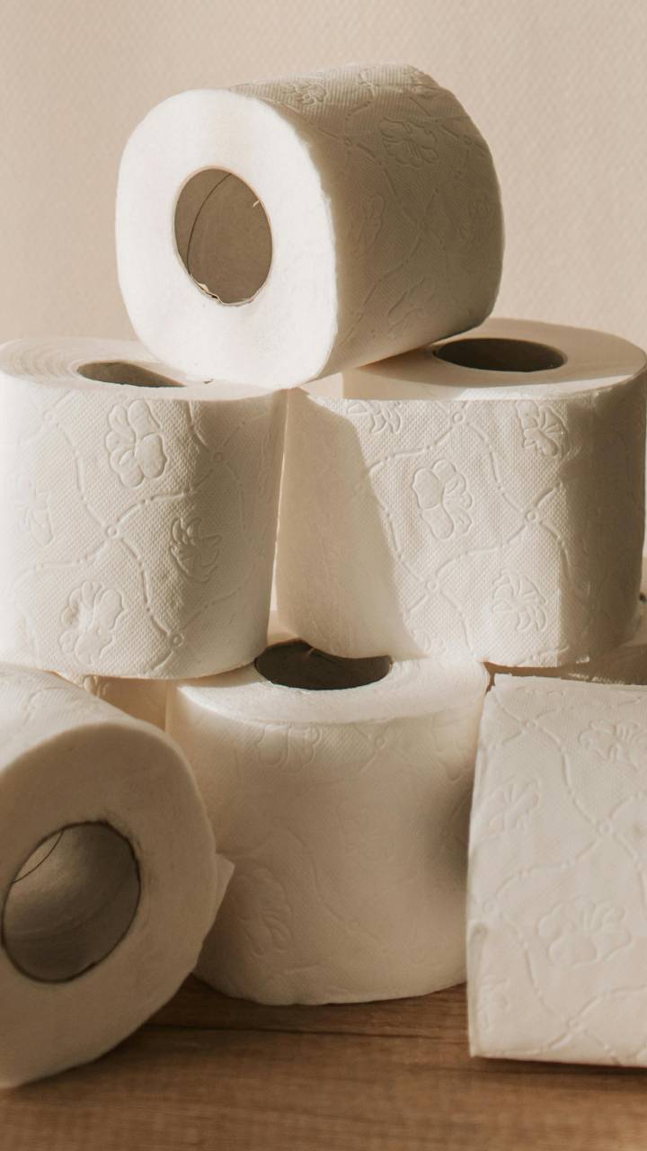 Receita com papel substitui produtos caros de limpeza pesada
