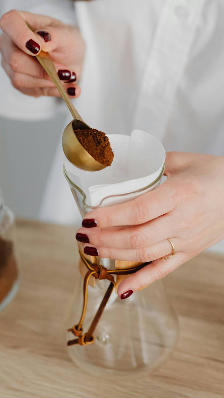 Borra de café pode ser usada em receitas, limpeza, beleza e até para evitar escorregões no gelo