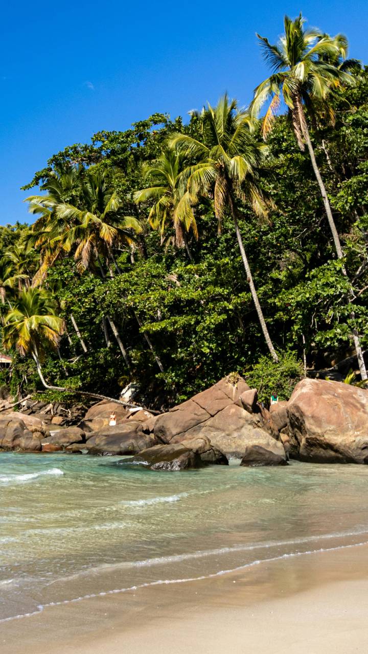 Cidade une simplicidade e conforto na Costa Verde, preservando belezas naturais
