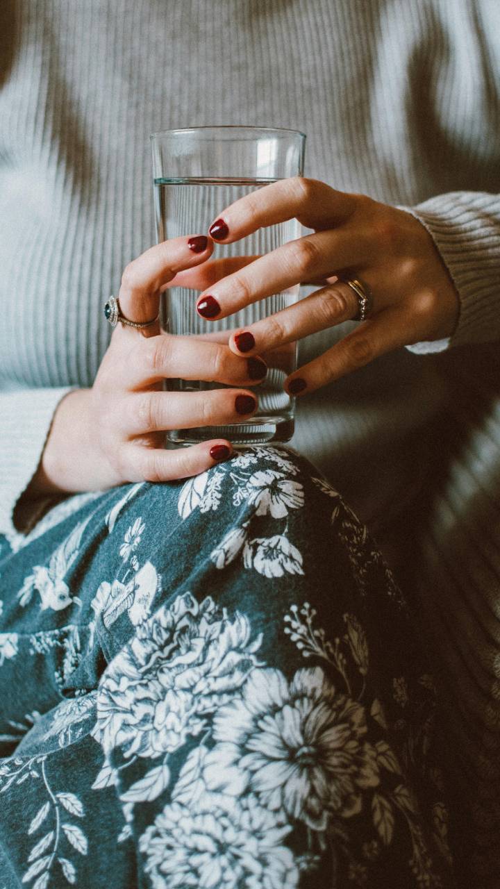 Consumo de água com gás tem crescido, mas surge a dúvida: ela hidrata do mesmo jeito?