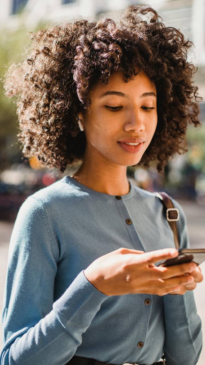 É preciso ter o aplicativo do WhatsApp ou Google Maps instalado no celular