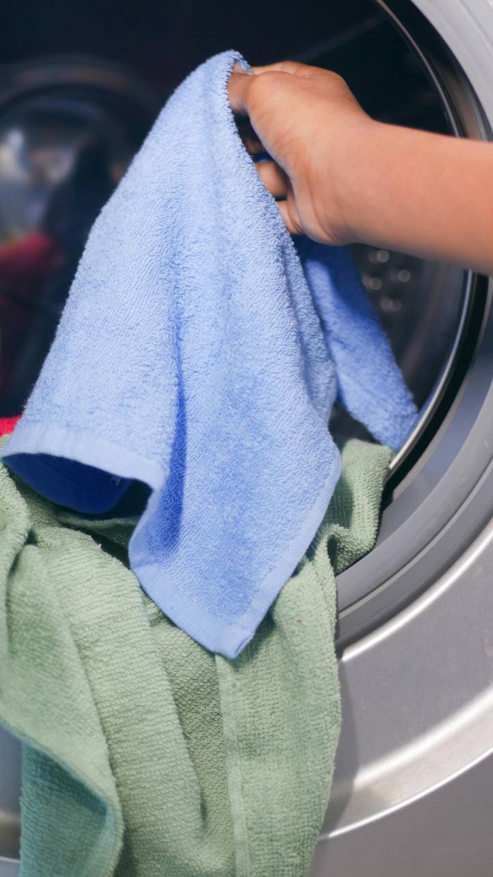 Saiba como evitar o encolhimento e até recuperar peças de roupa em casa