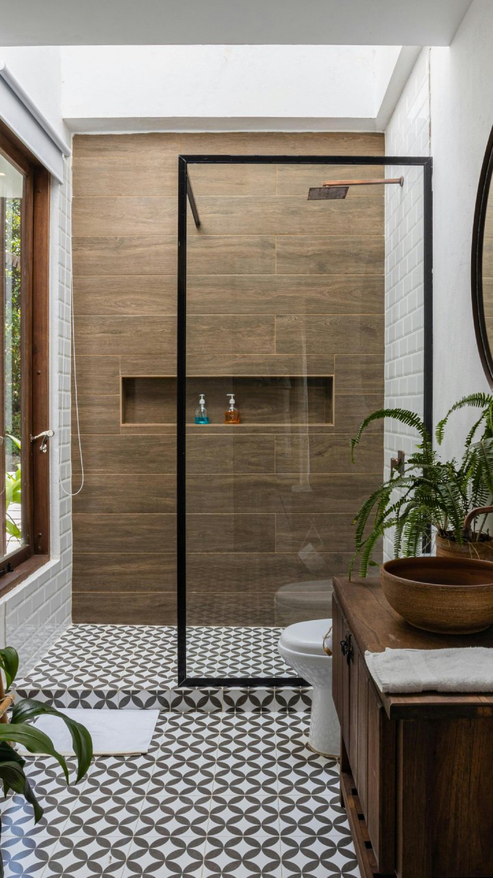 Uma revolução silenciosa está transformando banheiros brasileiros: o chuveiro estilo 'walk-in'.