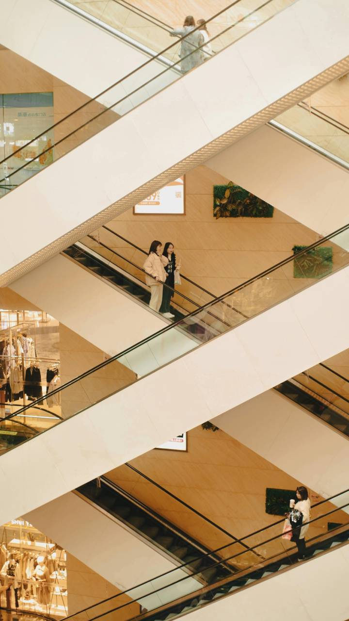 Shoppings na França revelam a crise do consumo tradicional