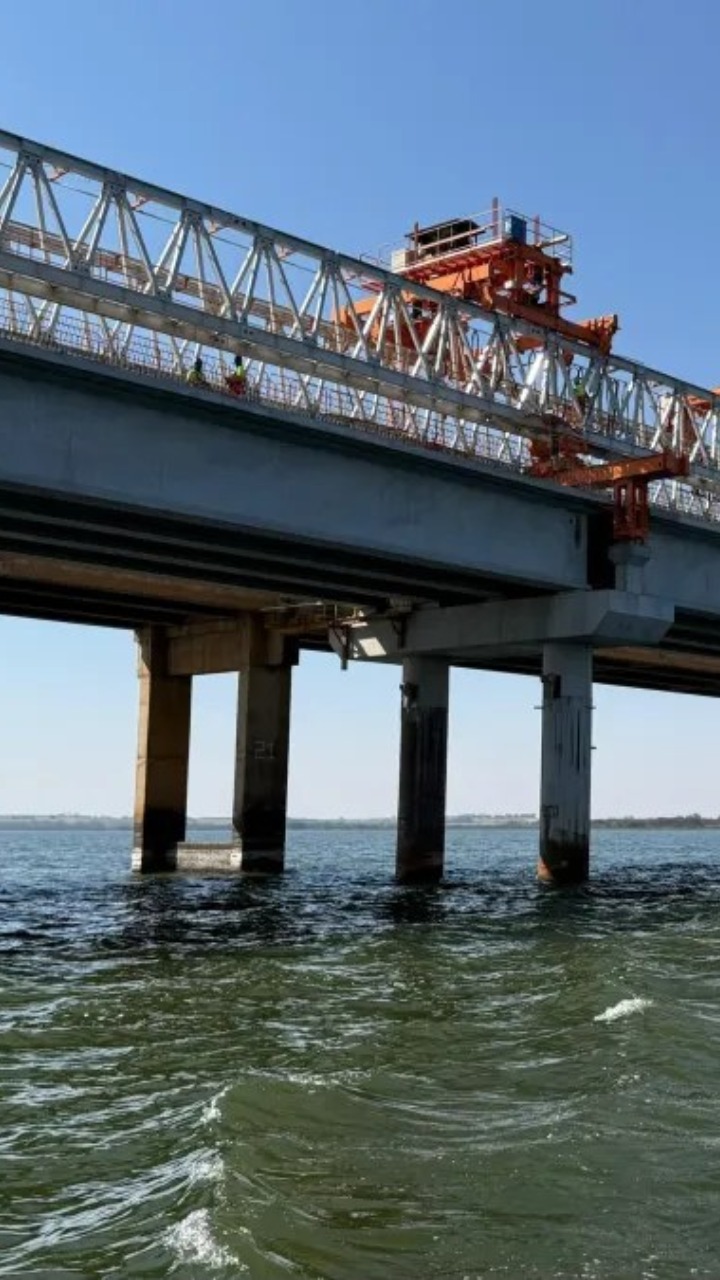 Nova estrutura está sendo erguida sobre o rio Tietê, ao lado da SP-333