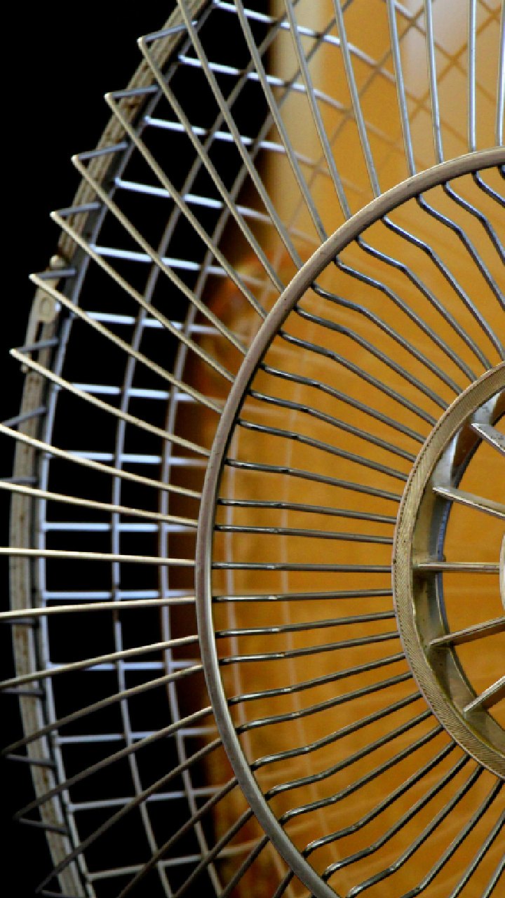 Ventiladores de teto sempre foram aliados para aliviar o calor, mas uma tecnologia silenciosa e eficiente promete mudar o jogo no resfriamento residencial: o teto radiante.