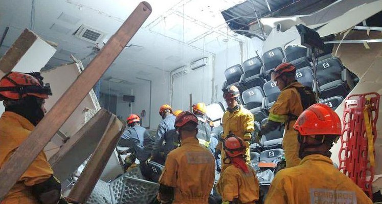 Bombeiros trabalham no resgate das vítimas do desabamento em Itapecerica. Crédito: Divulgação/Defesa Civil SP. 