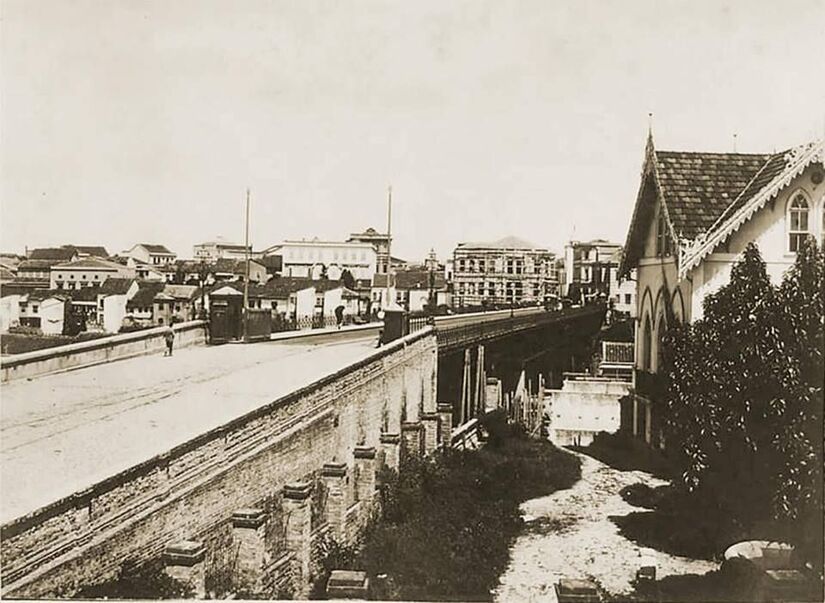 Vale do Anhangabaú em 1895, com o primeiro Viaduto do Chá  - Foto: Reprodução