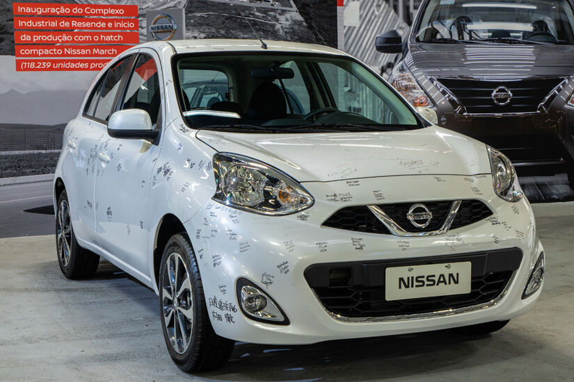 Nissan March autografado