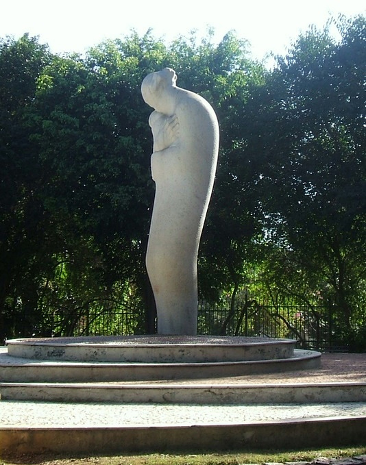 Escultura "Mãe", de Caetano Fraccaroli -Dornicke  / Wikipedia Commons