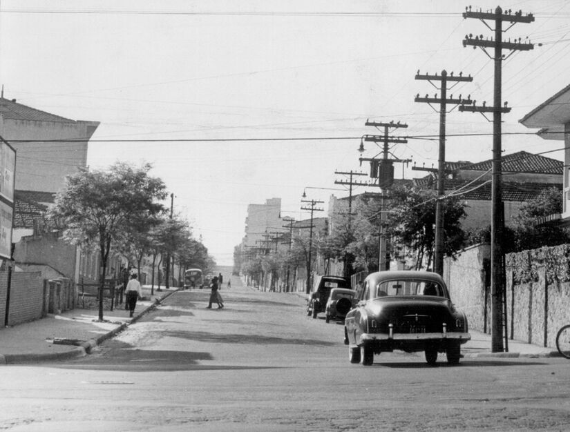 São Paulo nos anos 50.  Paisagem urbana da rua Estados Unidos, no Jardim América - Foto: Folhapress