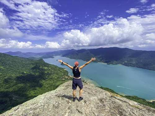 Pico do Pão de Açúcar no Saco do Mamanguá, em Paraty - Foto: @mariyastanglphoto / Divulgação / Selina Paraty