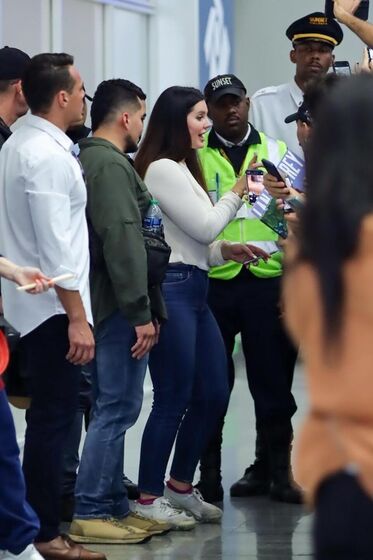  Lana Del Rey atende fãs ao desembarcar no aeroporto Santos Dumont no Rio de Janeiro. Fotos: Victor Chapetta - Agnews