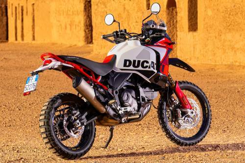 A DesertX Rally está equipada com o bicilíndrico Ducati Testastretta 11 graus de 937 cc com distribuição desmodrômica, também presente na Monster 937 e na Multistrada V2 - Fotos: Divulgação